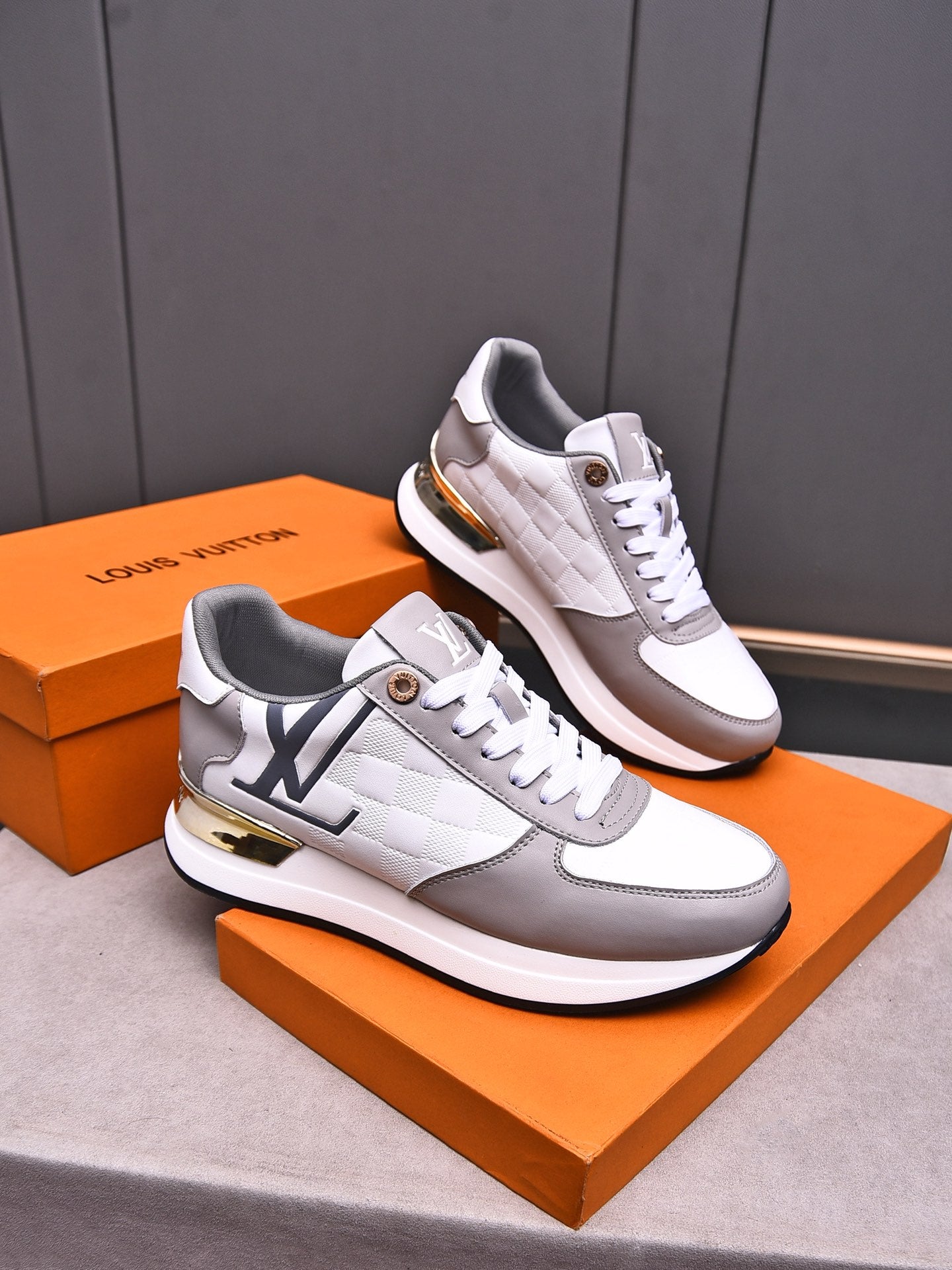 V latest luxury new rubber-soled sneakers 0724042401