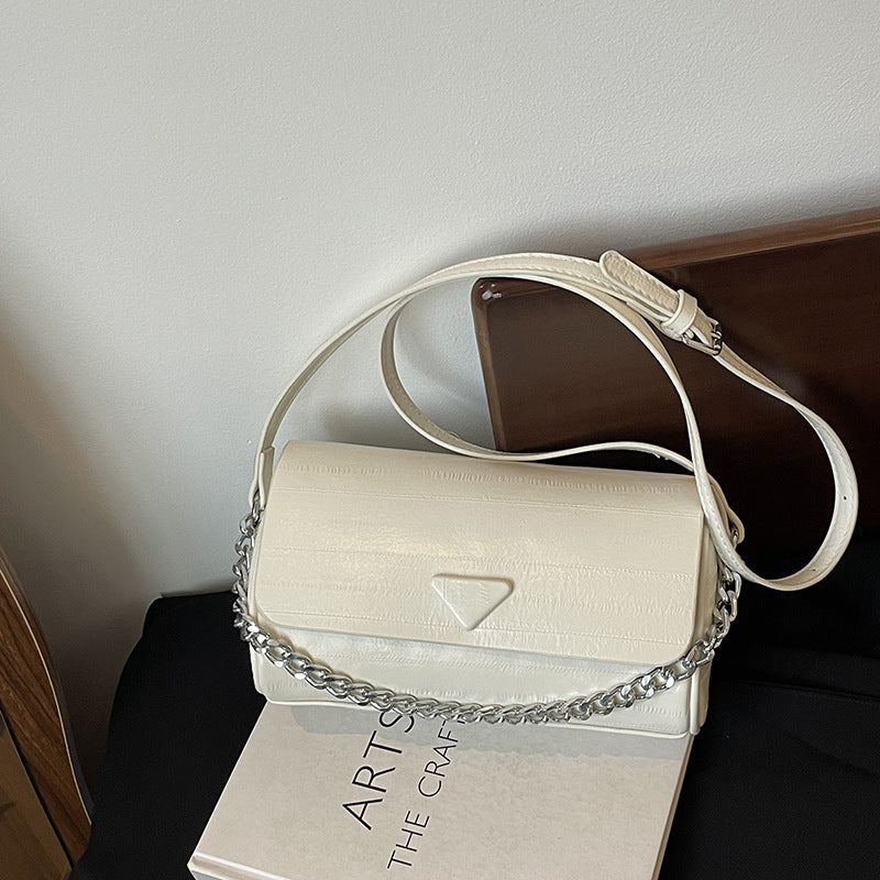 Simple yet luxurious messenger bag 2025073105