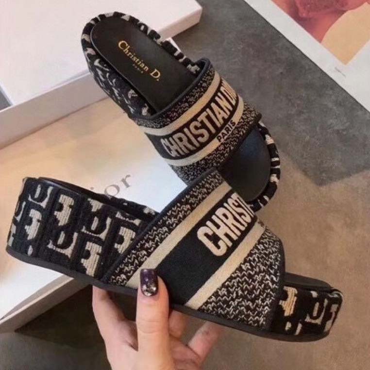 D embroidered platform slides