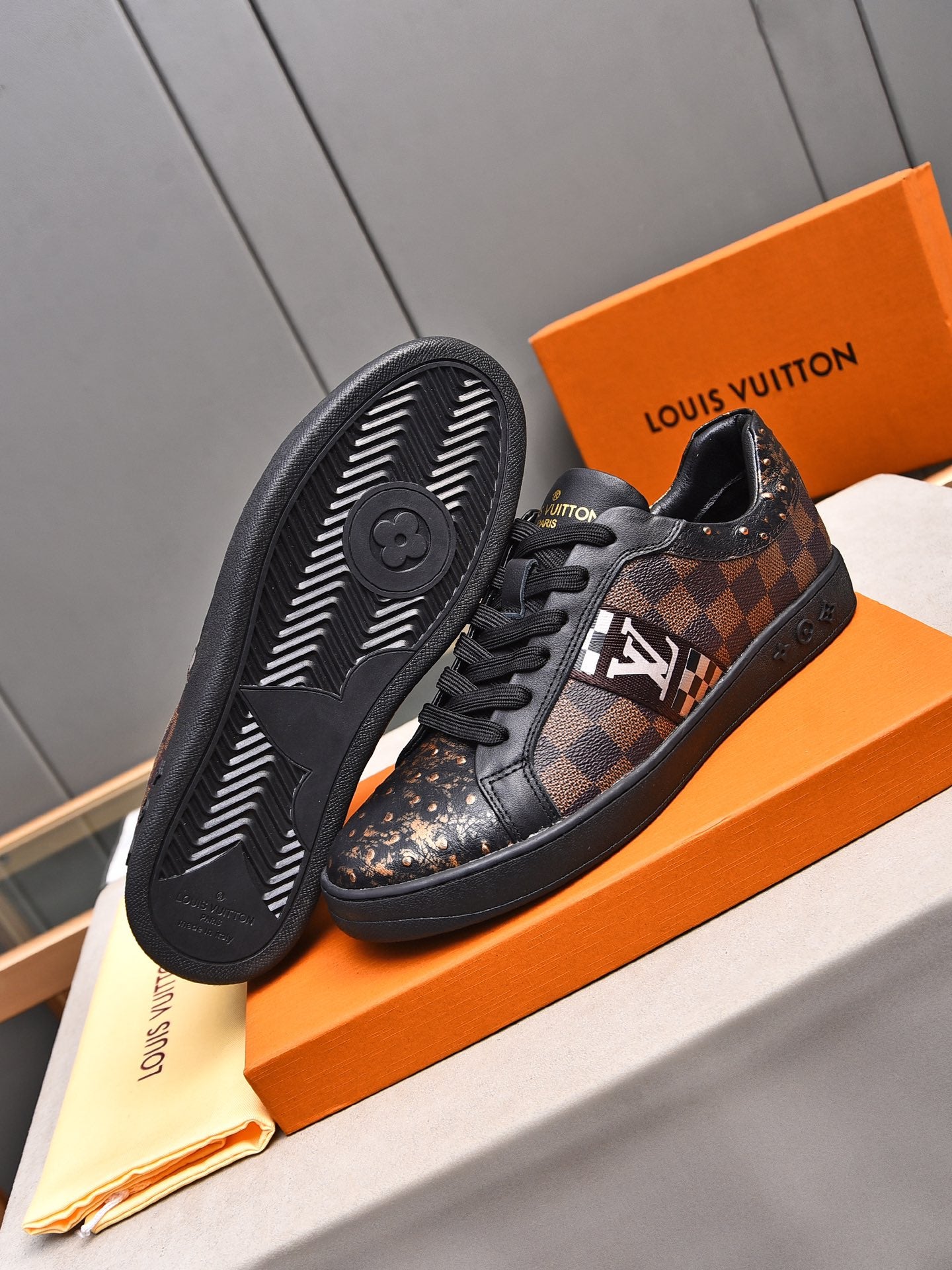 V Fashionable plaid print sneakers 0724101401
