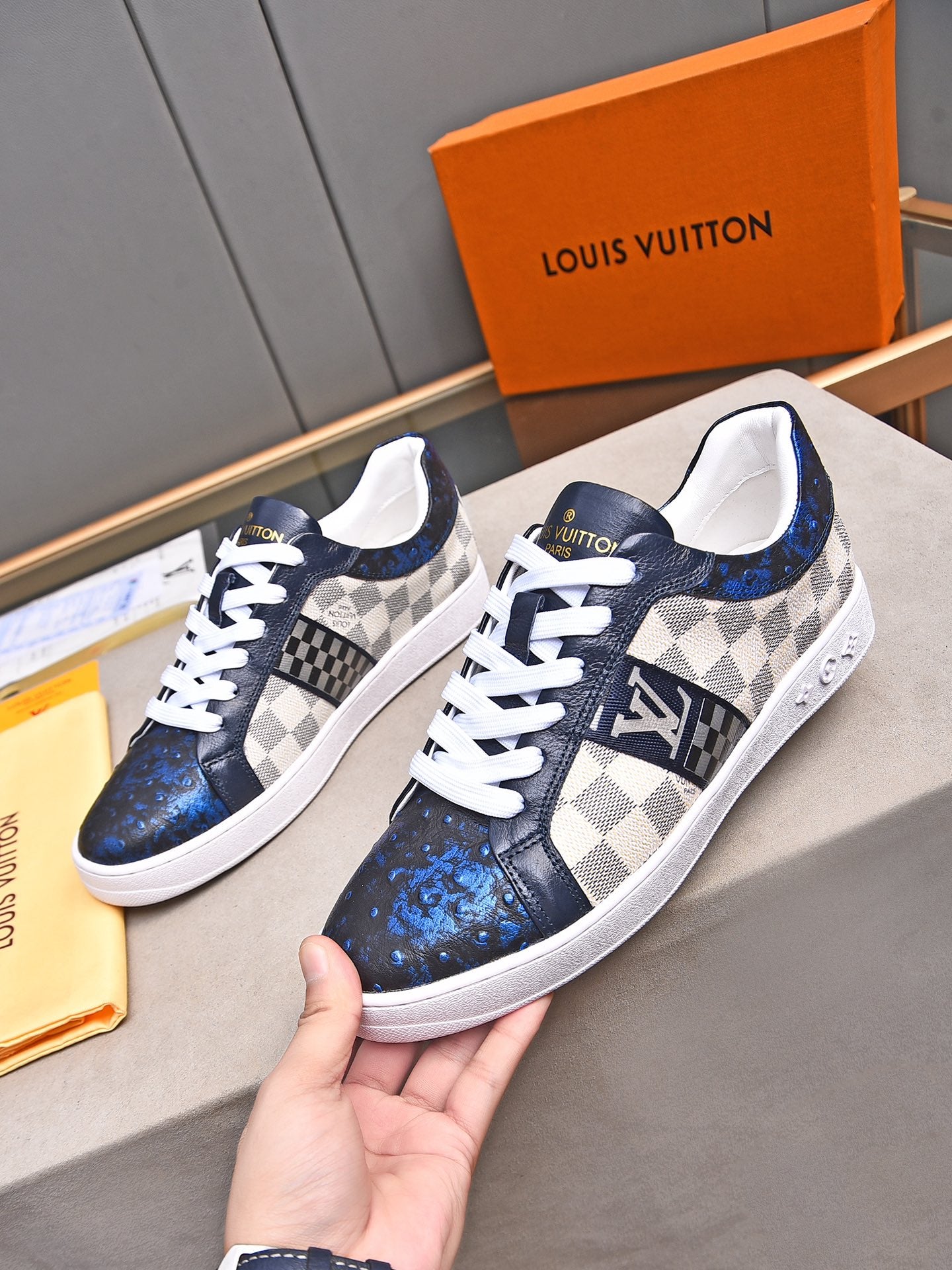 V Fashionable plaid print sneakers 0724101401