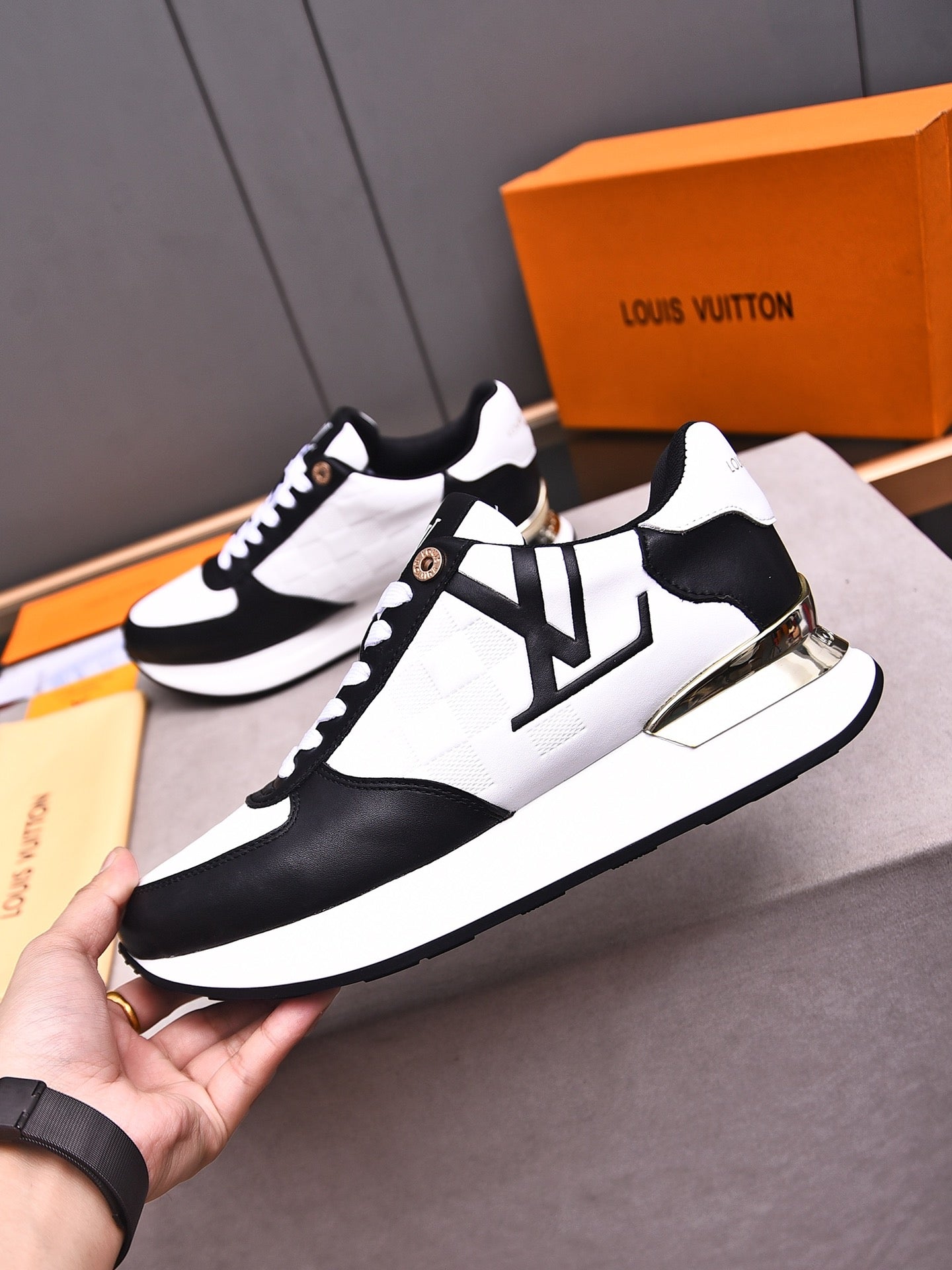 V latest luxury new rubber-soled sneakers 0724042401