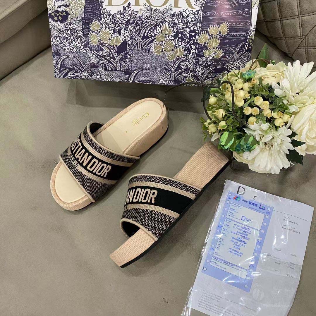 D embroidered platform slides