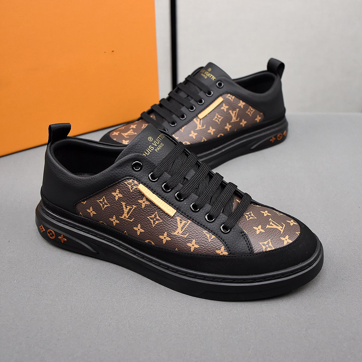 New V Logo Handmade men's sneakersXC052024031401