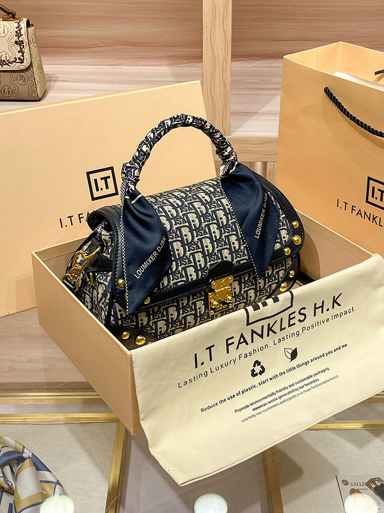 A vintage leather single-shoulder small square bag 2025080816