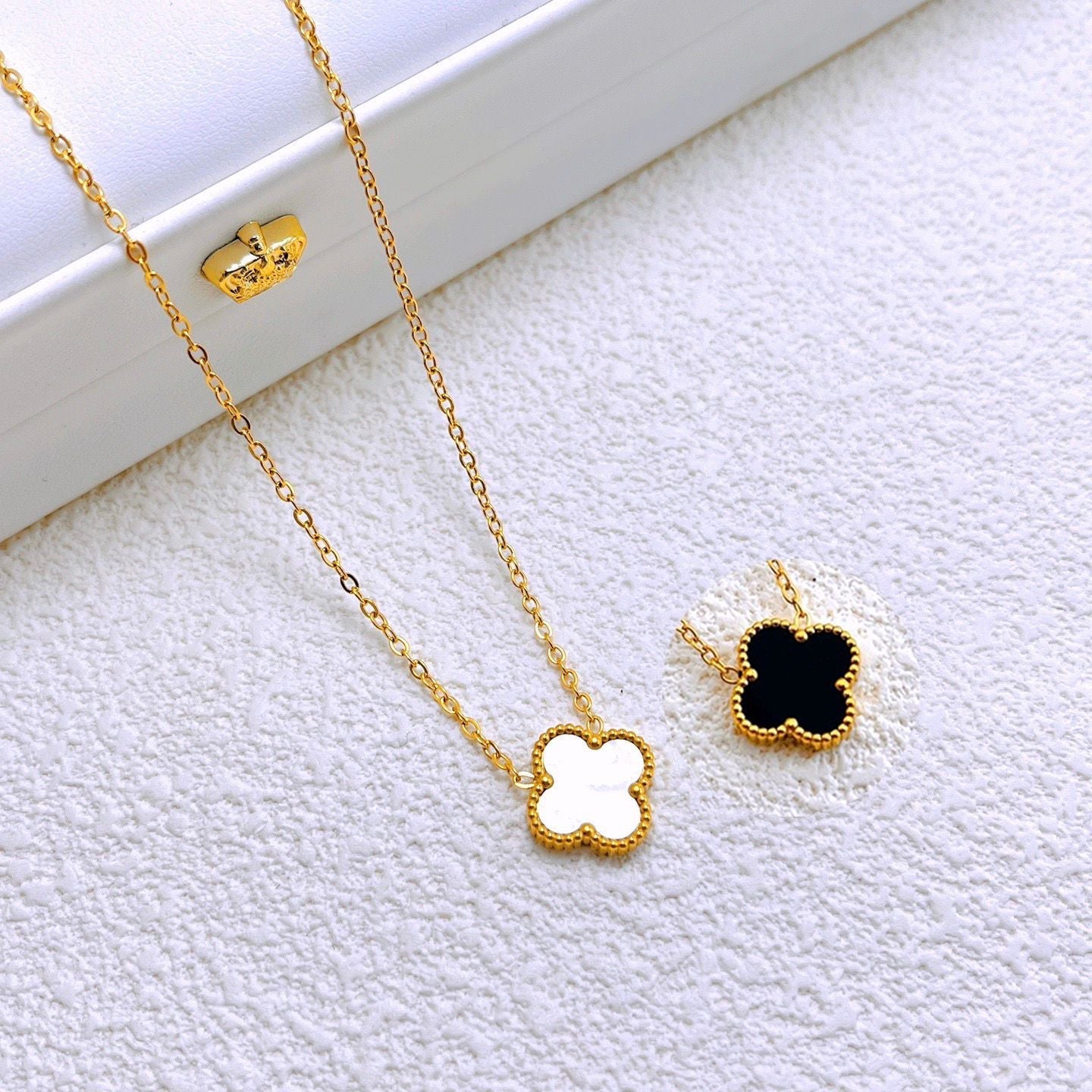 Black and white double-sided four-leaf flower necklace 2025081302