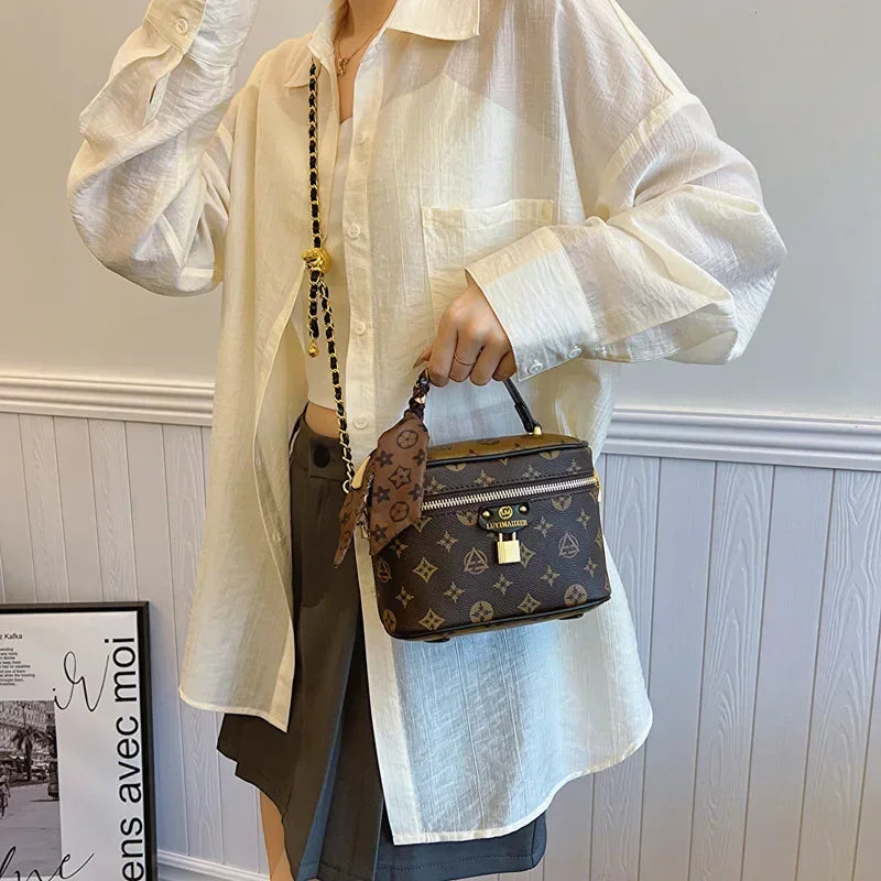 A retro printed bag for girls 2025073110