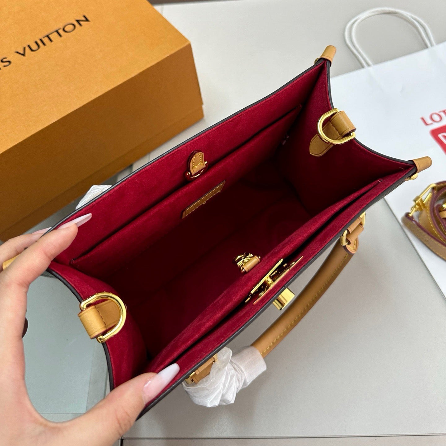 V fashion print LOCK & GO handbag 0724061305