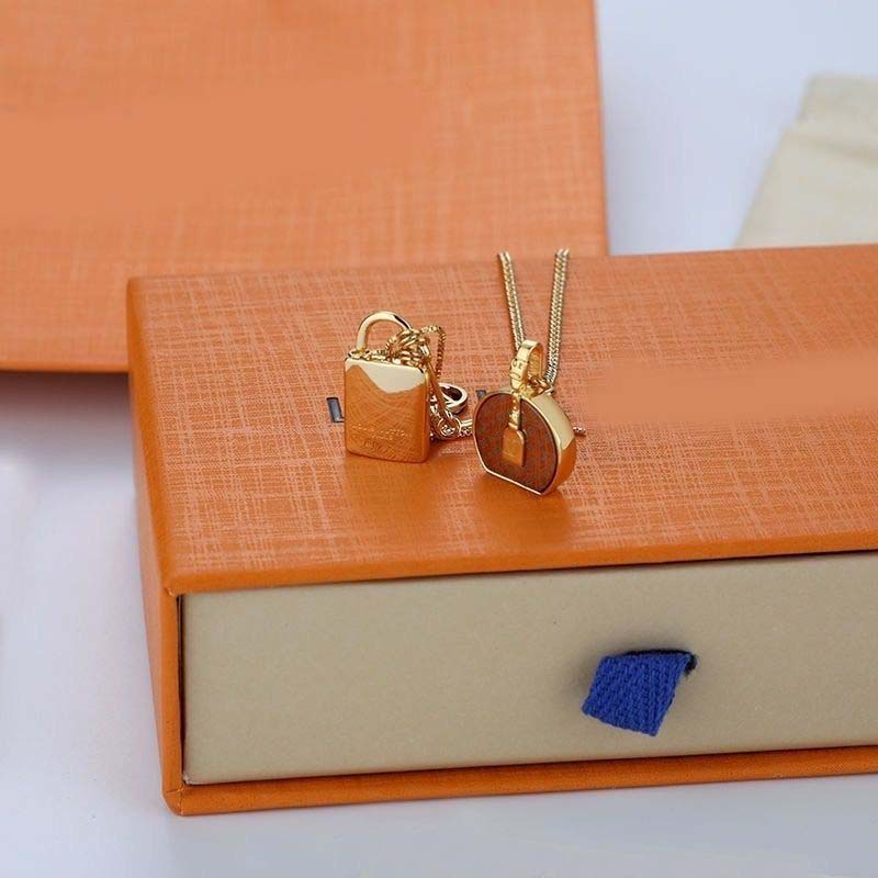 Round cake tassel bag necklace