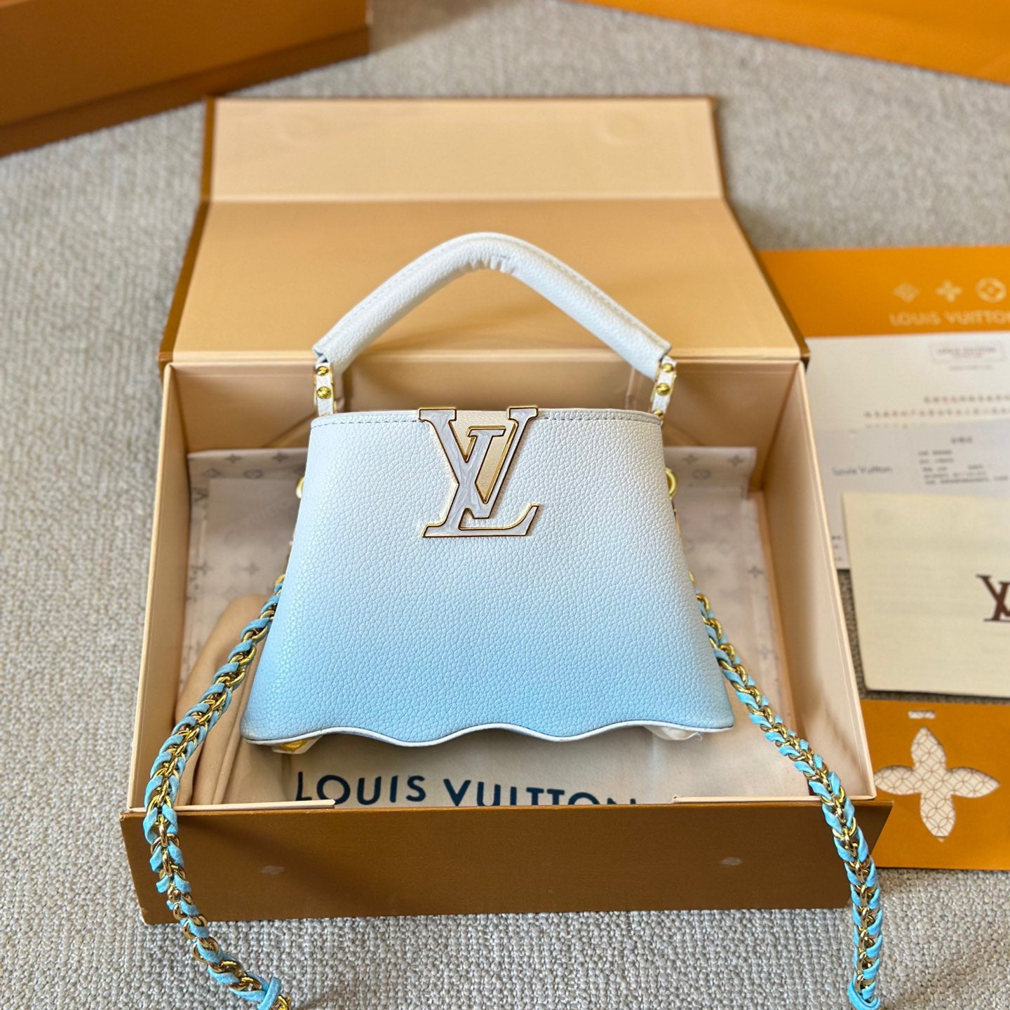 V-Capucines Shell Tote Bag 0724061308