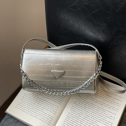 Simple yet luxurious messenger bag 2025073105