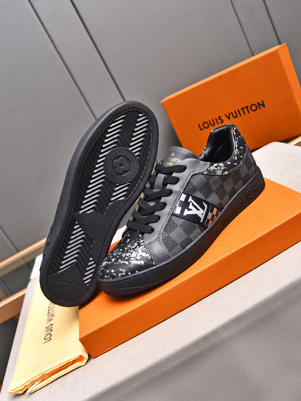 V Fashionable plaid print sneakers 0724101401