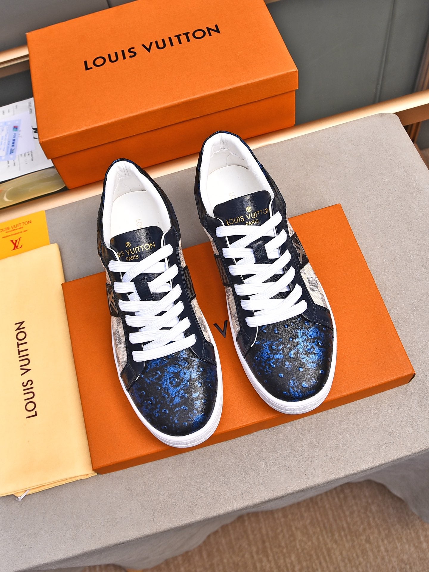 V Fashionable plaid print sneakers 0724101401