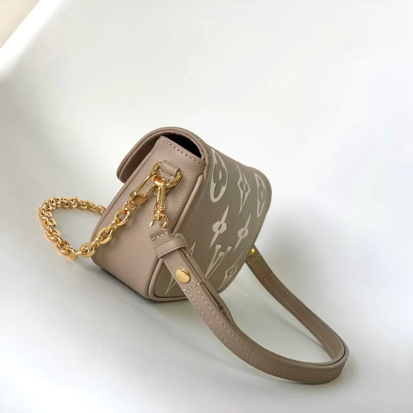 New Bright Color Leather handmade V logo Women's HandbagsXC05202412501