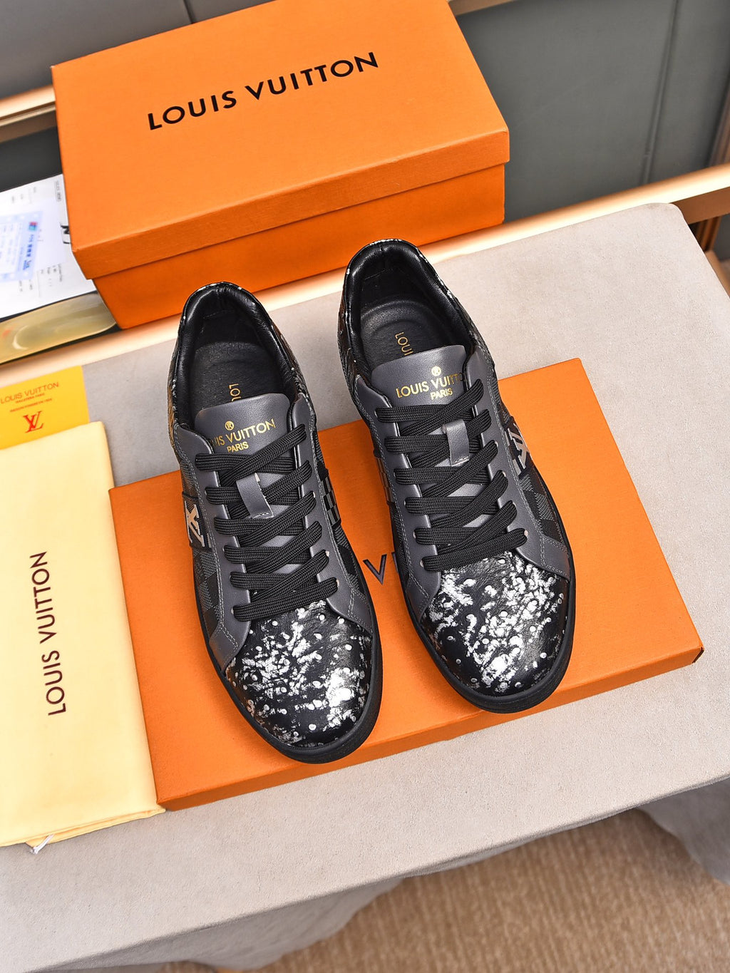 V Fashionable plaid print sneakers 0724101401