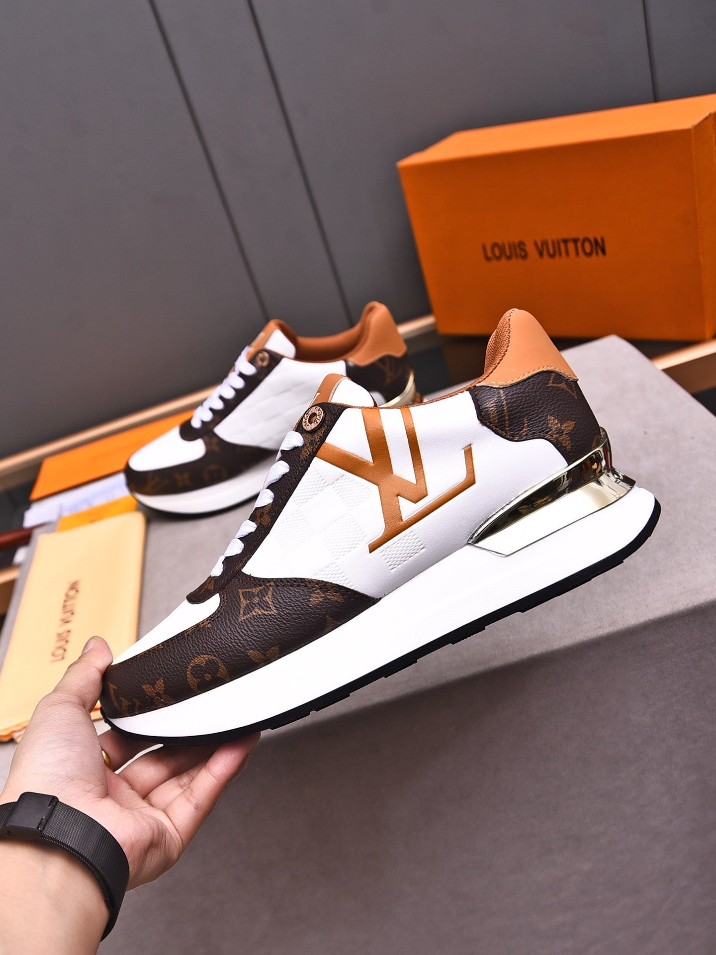 V latest luxury new rubber-soled sneakers 0724042401