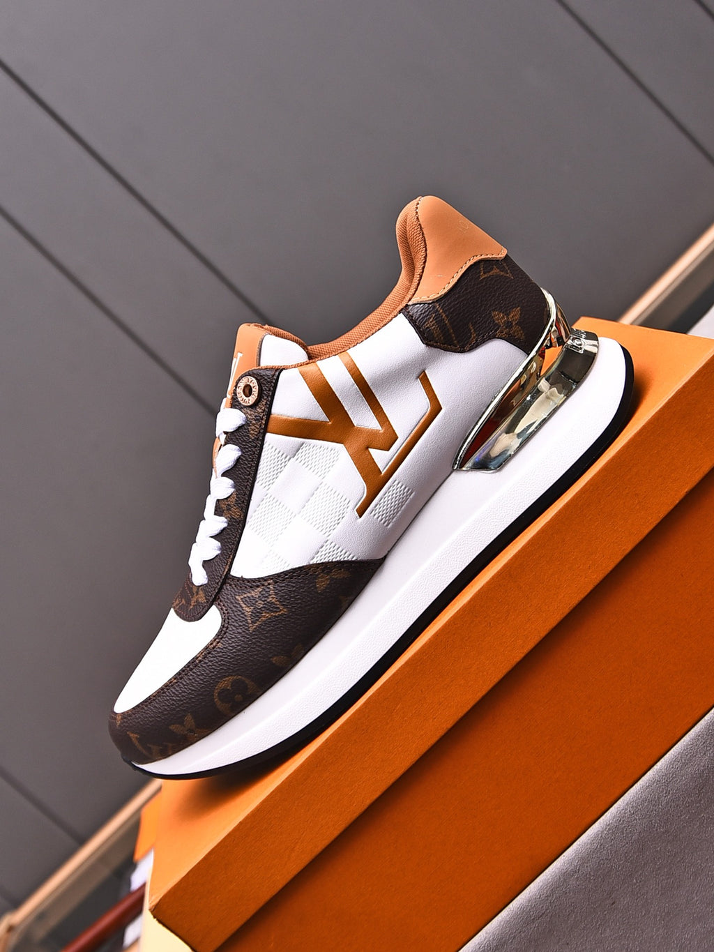 V latest luxury new rubber-soled sneakers 0724042401