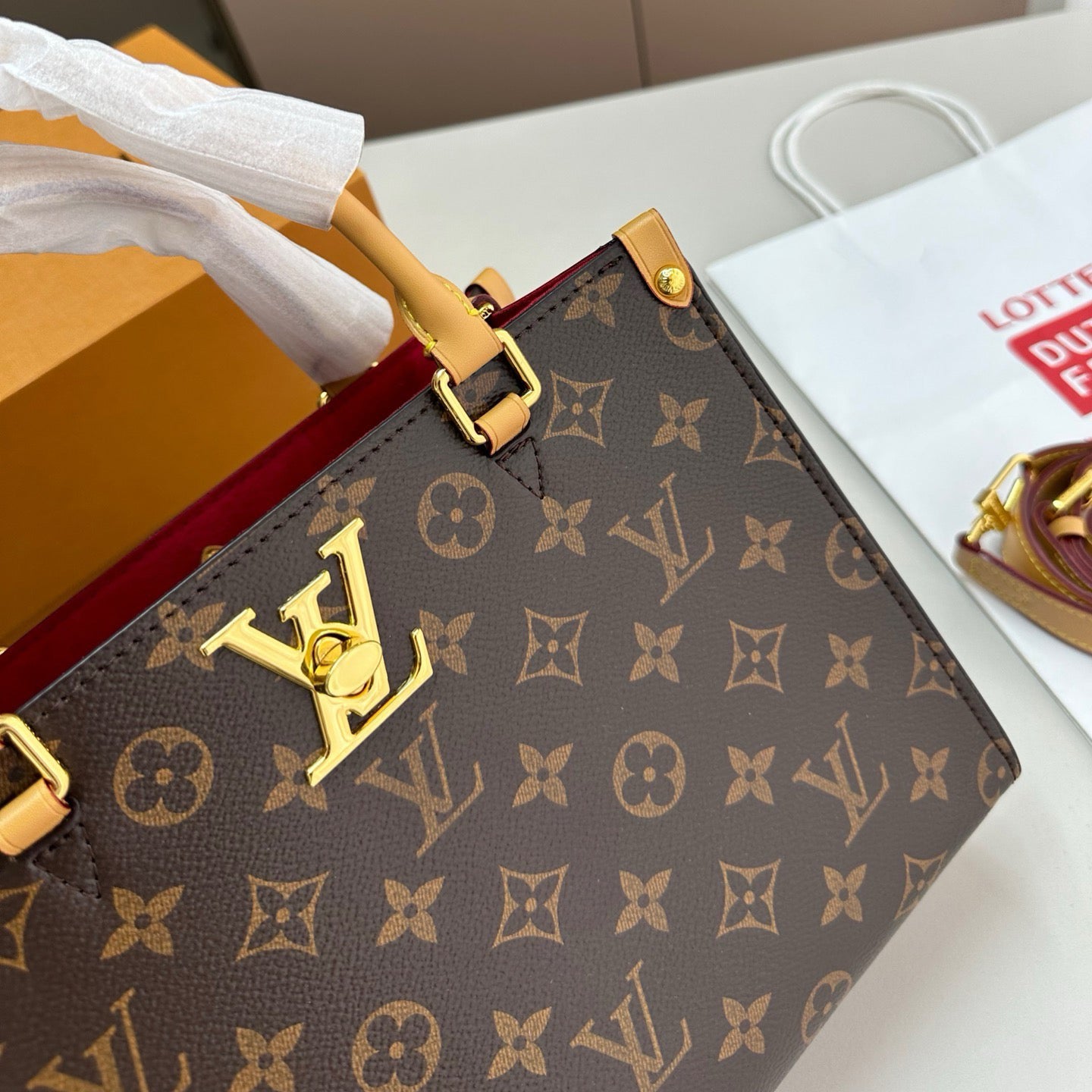 V fashion print LOCK & GO handbag 0724061305