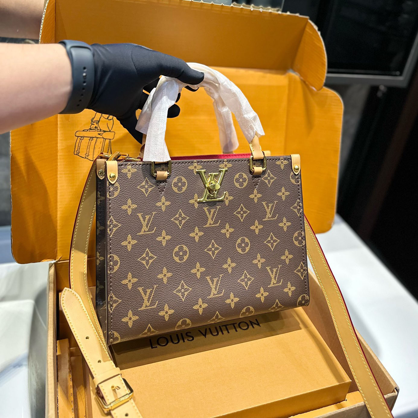 V fashion print LOCK & GO handbag 0724061305