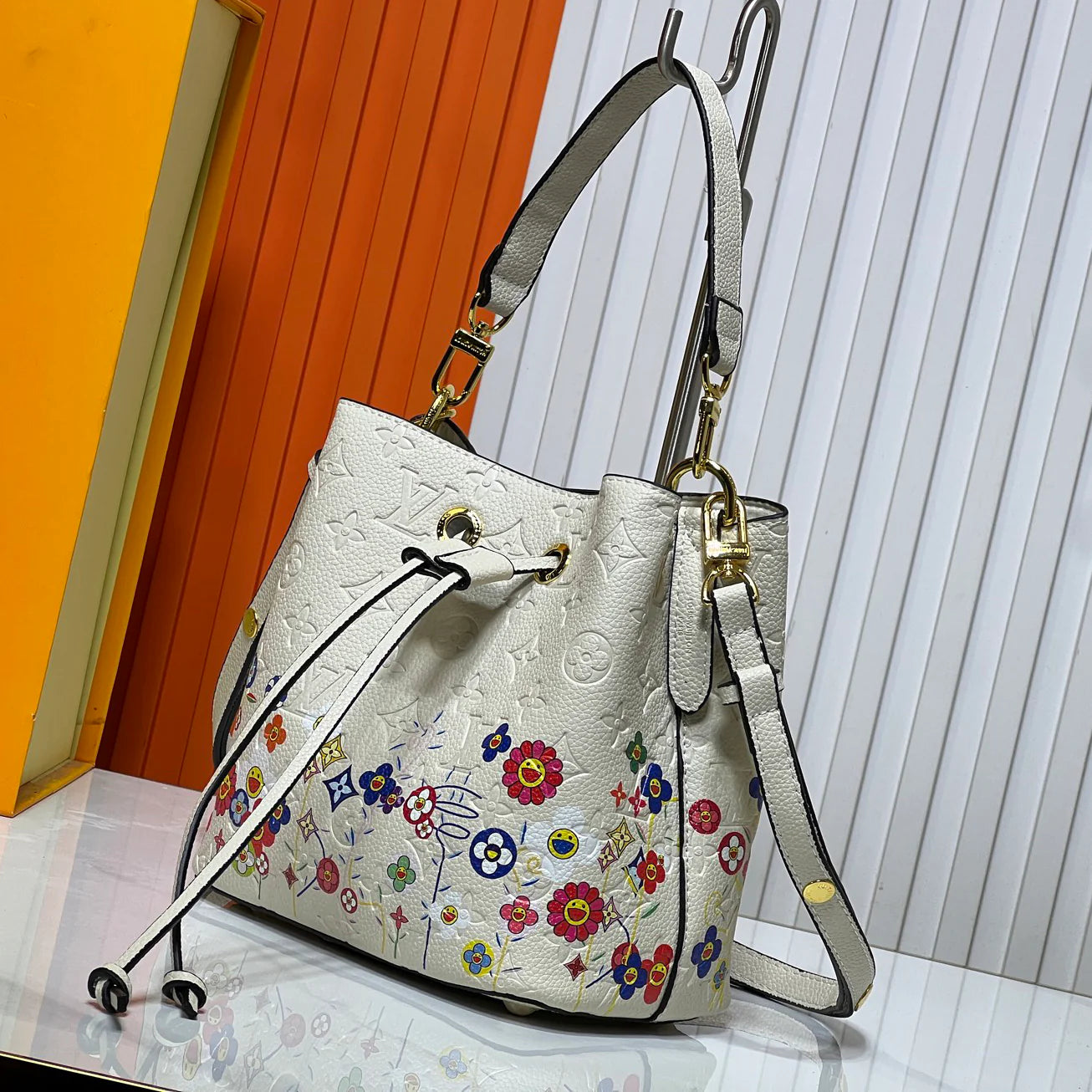 L Co-branded Bucket Bag 1025061708