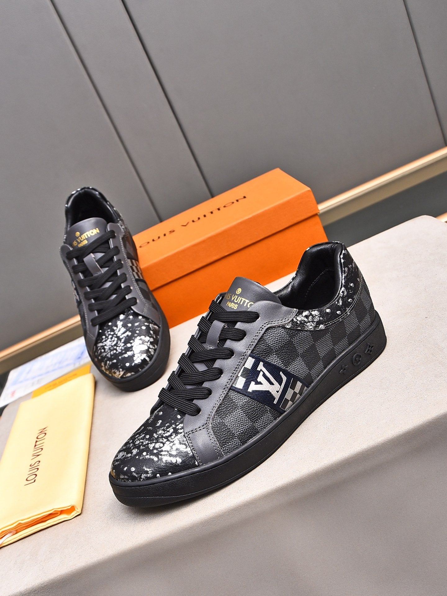V Fashionable plaid print sneakers 0724101401