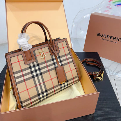 BBR feminine and elegant handbag 0724061203