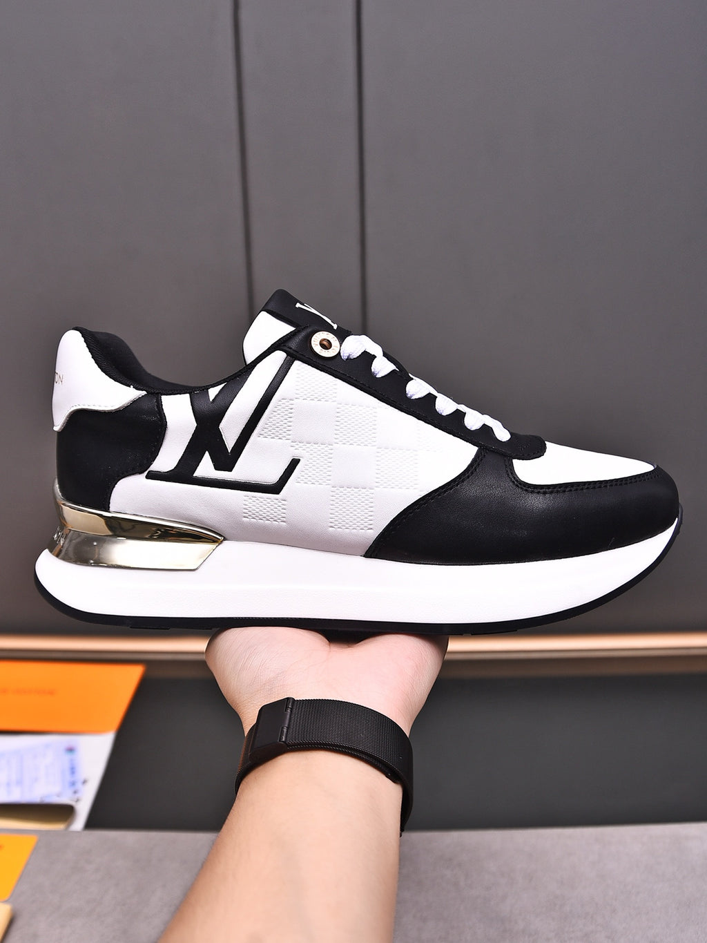 V latest luxury new rubber-soled sneakers 0724042401