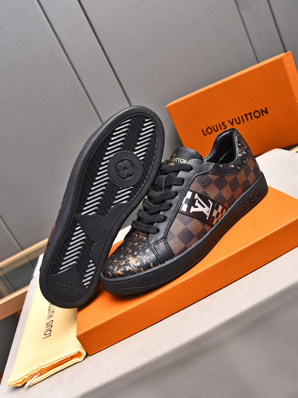 V Fashionable plaid print sneakers 0724101401