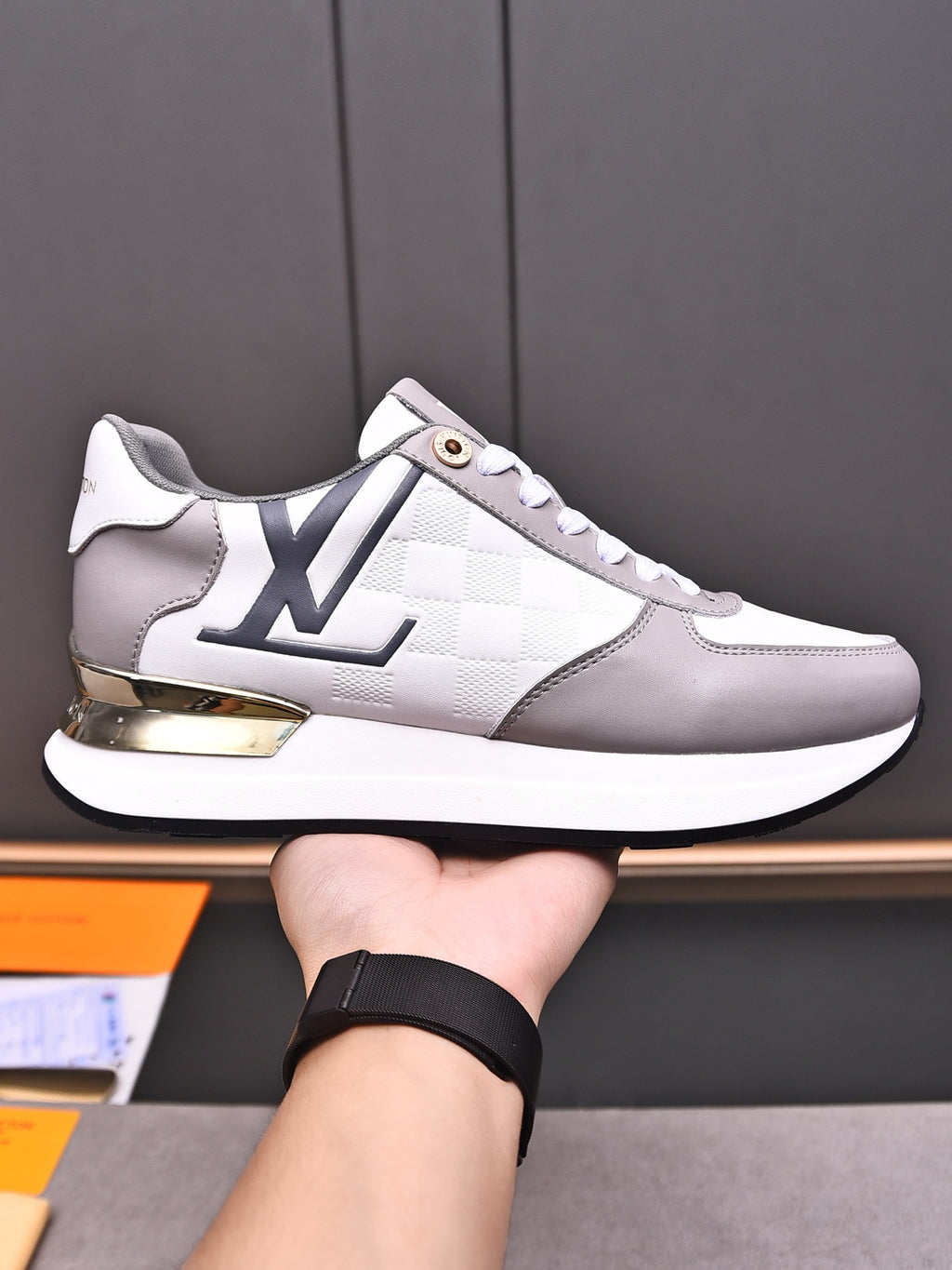 V latest luxury new rubber-soled sneakers 0724042401