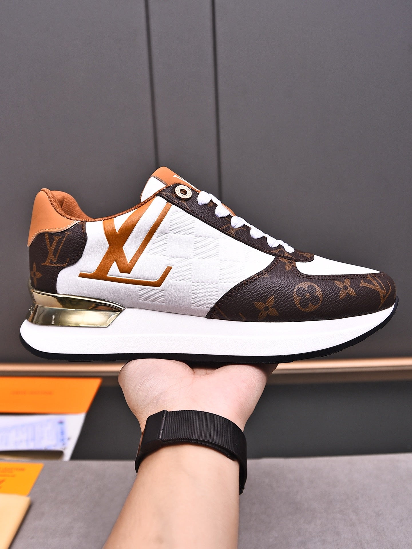 V latest luxury new rubber-soled sneakers 0724042401