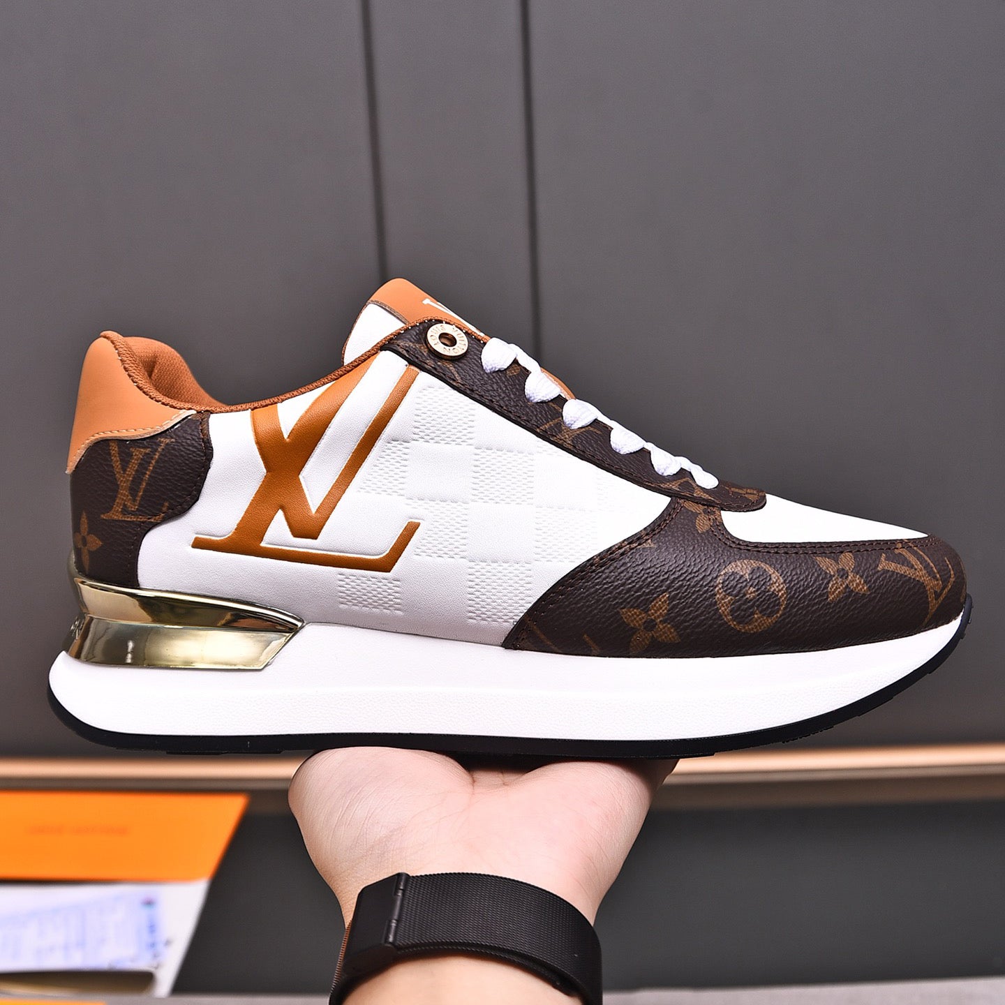 V latest luxury new rubber-soled sneakers 0724042401