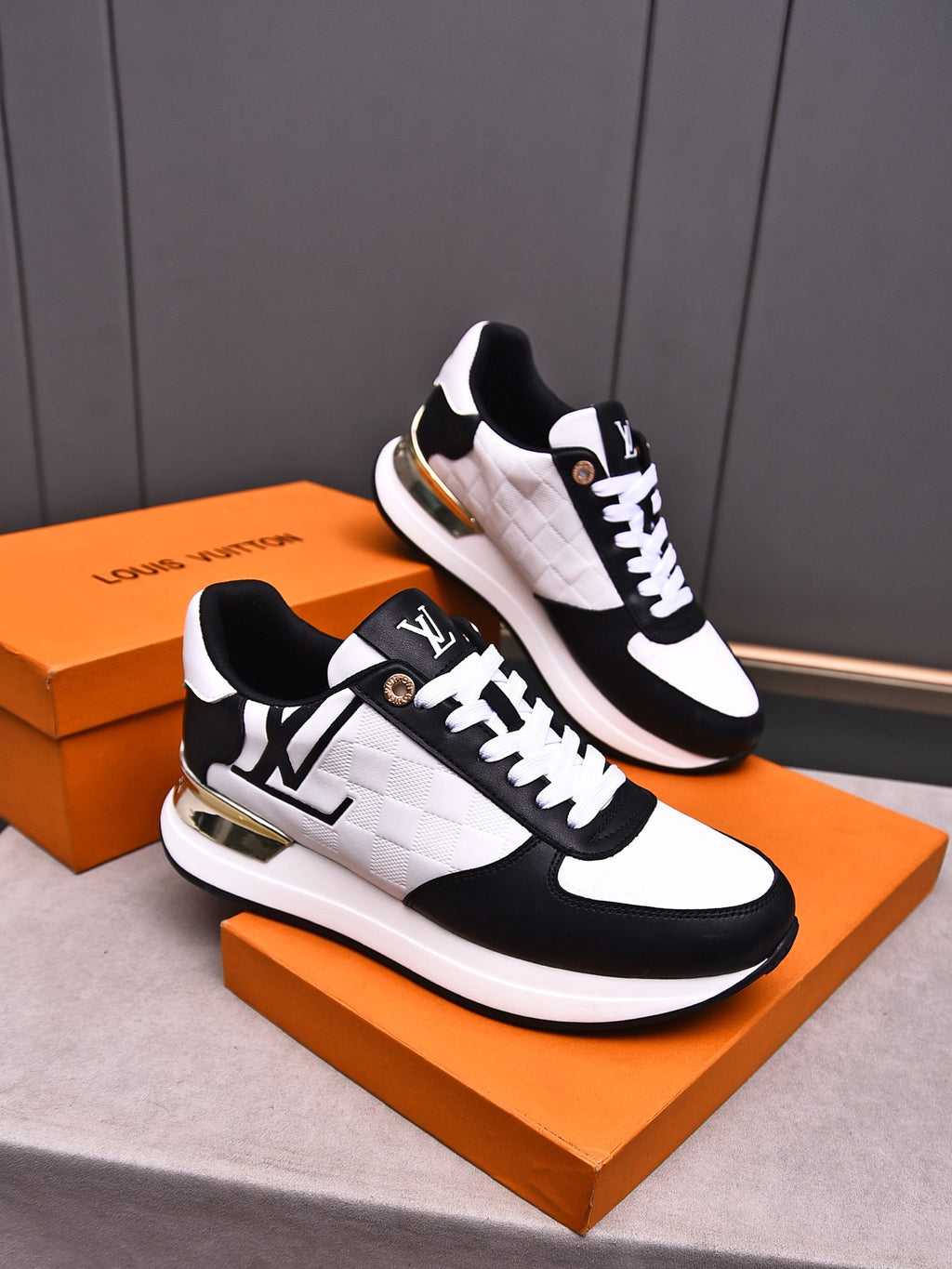 V latest luxury new rubber-soled sneakers 0724042401