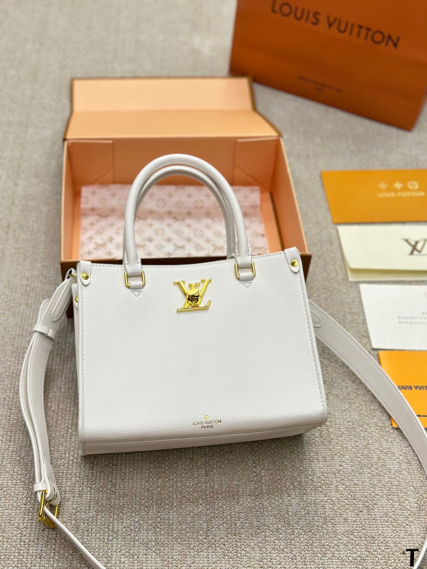 V Fashion LOCK & GO Handbag 0724061304