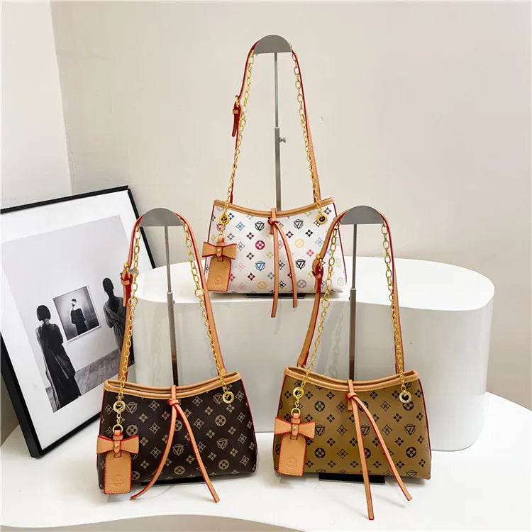 A presbyopic woman with underarm pockets 2025073008