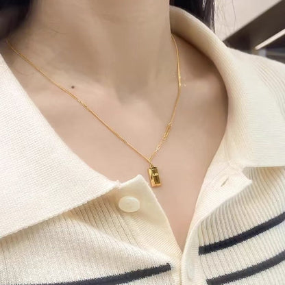 A light luxury style small square brick necklace 2025081102