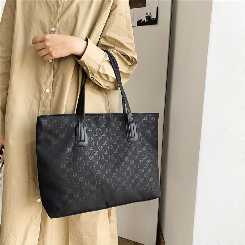 A fashionable lady's work bag 2025080806