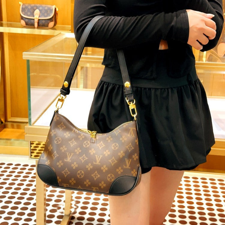 New style fashionable pillow bag 2025080822