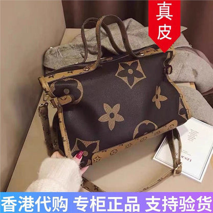 Carrying a large-capacity crossbody bag 2025080802