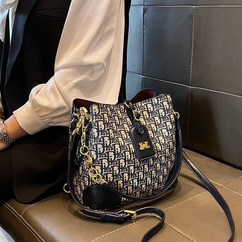 New fashionable leather bucket bag 2025080819