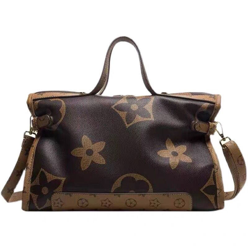 Carrying a large-capacity crossbody bag 2025080802