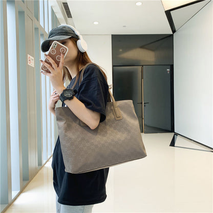 A fashionable lady's work bag 2025080806