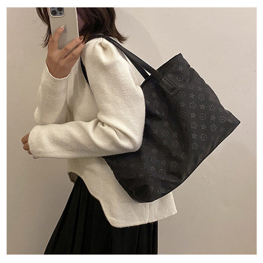 A fashionable lady's work bag 2025080806