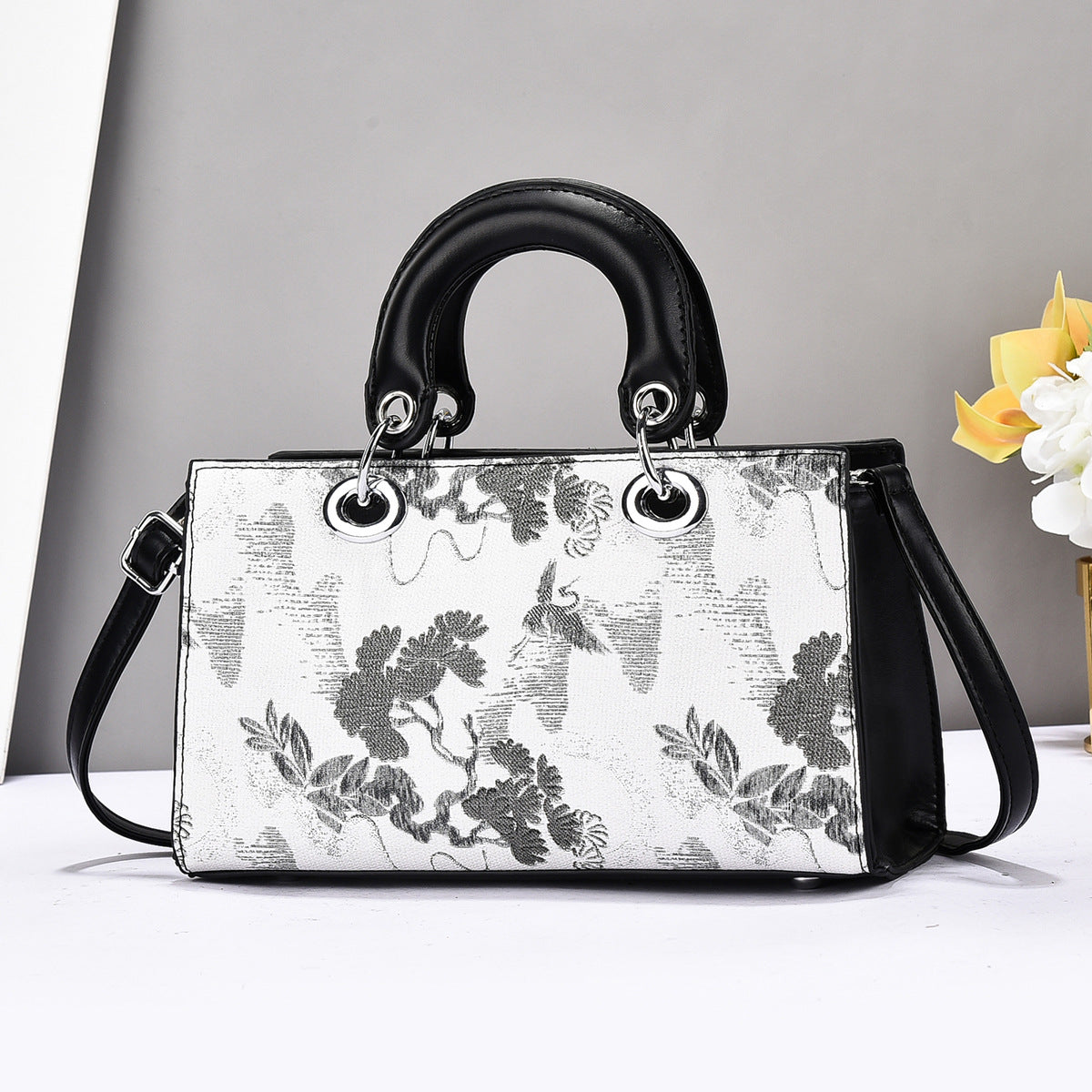 Fashionable handbag with textured shoulder bag 2025080811