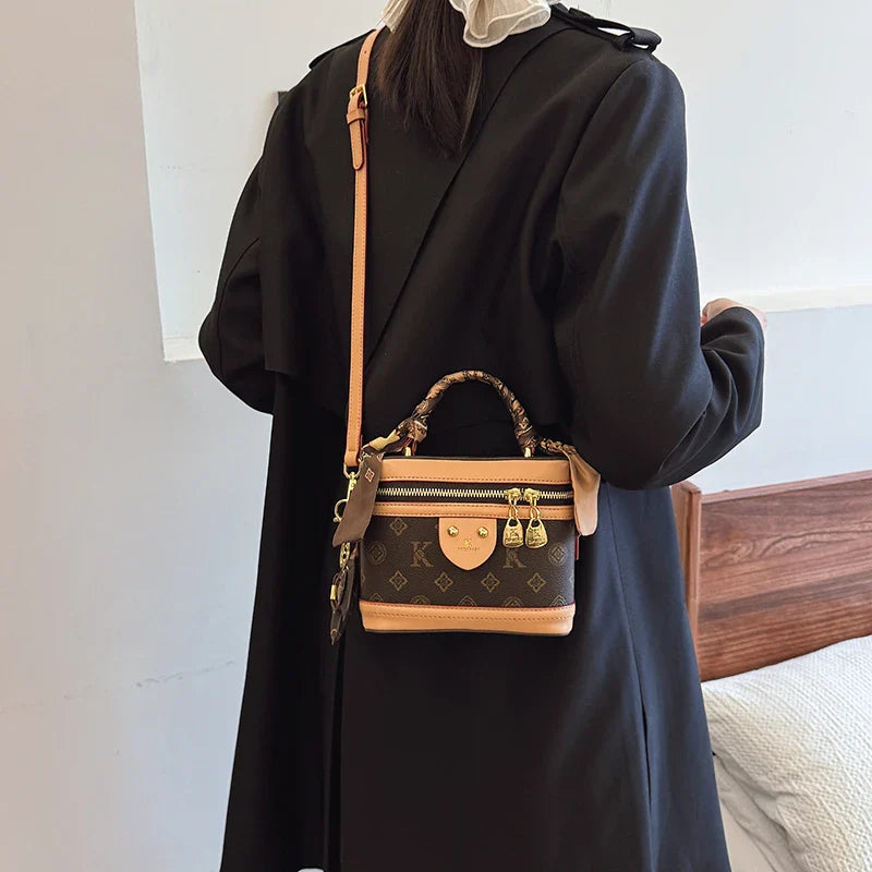 A light luxury leather handbag 2025073103