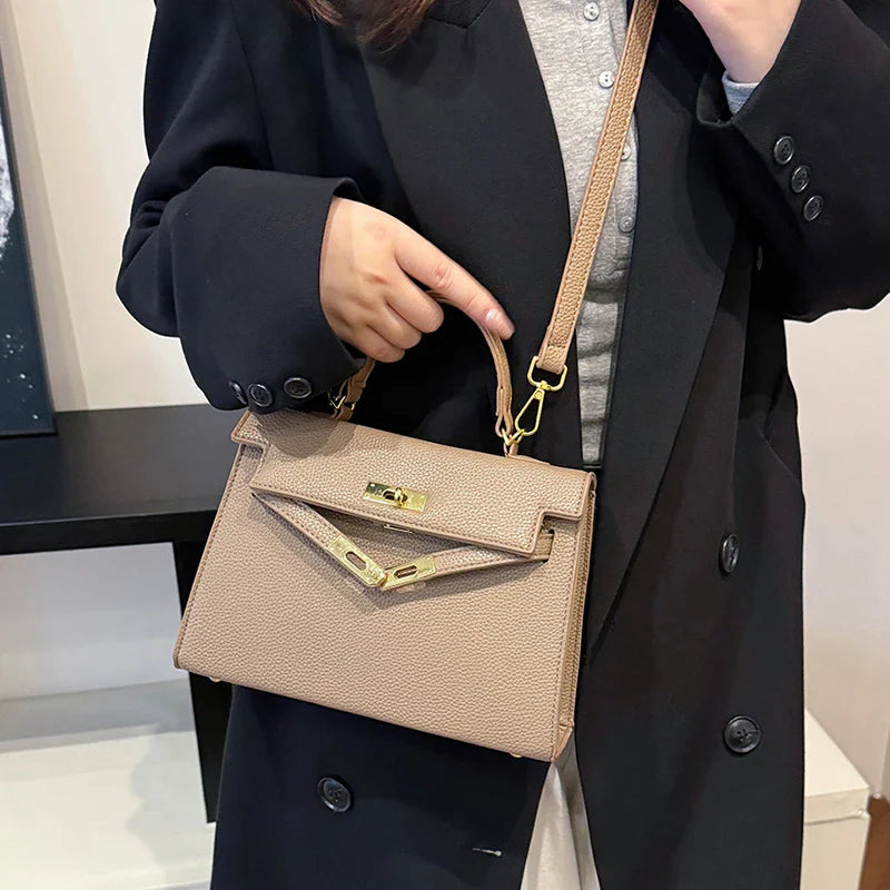 A classic and elegant ladies' handbag 2025072904