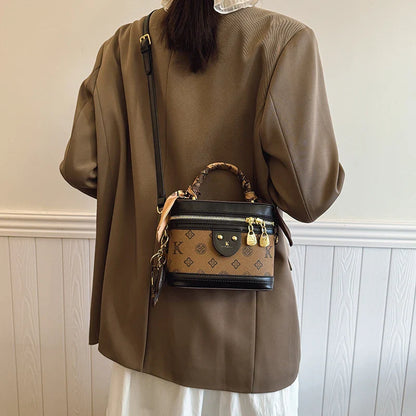 A light luxury leather handbag 2025073103