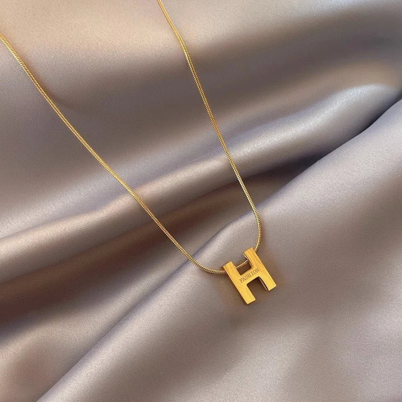 Letter H pendant necklace 2025081217