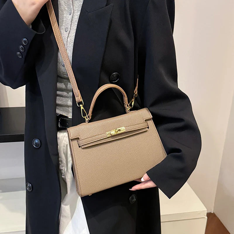 A classic and elegant ladies' handbag 2025072904