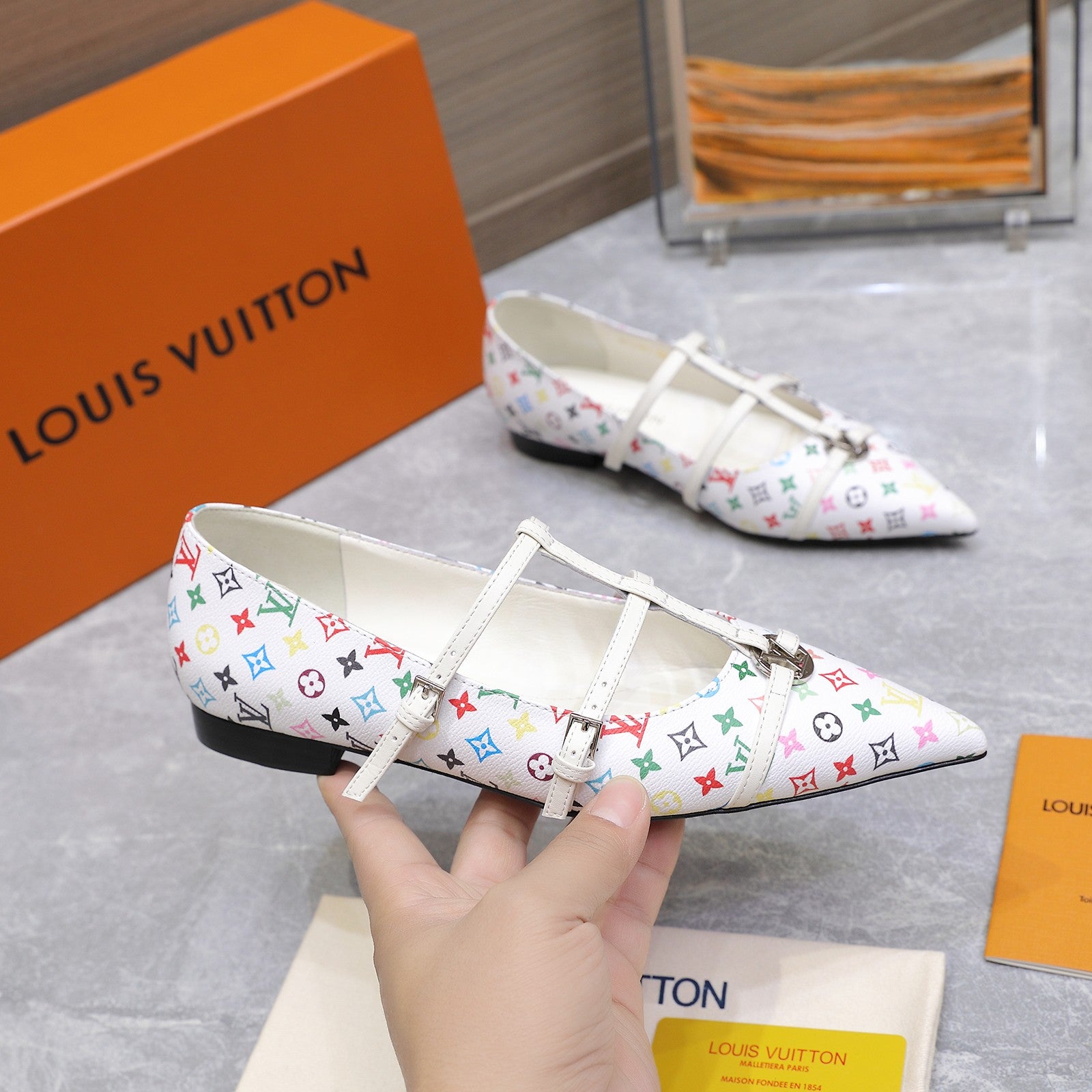 Lvv25ss new pointed-toe flat sandals 0725102306